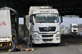 Slovak hauliers lift border crossing blockade