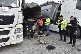 Slovak hauliers lift border crossing blockade