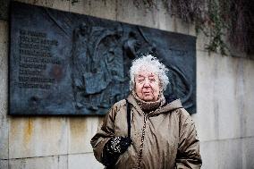 Helga Hoskova-Weissova, Czech artist, painter, Holocaust survivor, brass, commemorative plate