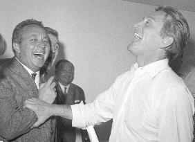 Kirk Douglas, Miroslav Hornicek