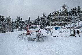 preparations for the 53rd Jizerska 50 (Jizerska padesatka), snowcat