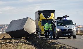 storm Ciara (Sabine), damage, truck, trailer, police