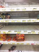 Makro, shop, half empty shelf, shelves