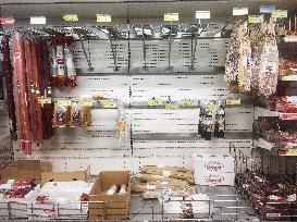 Makro, shop, half empty shelf, shelves