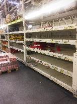 Makro, shop, half empty shelf, shelves