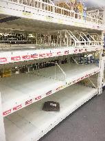 Makro, shop, half empty shelf, shelves