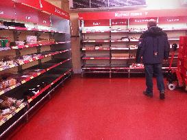 Makro, shop, half empty shelf, shelves