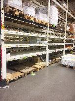 Makro, shop, half empty shelf, shelves