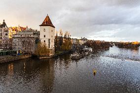 Malostranska vodarna, water, tower, waterworks, Detsky ostrov, restaurant, bridge, Prague, city, town, building, river Vltava, Prague Castle