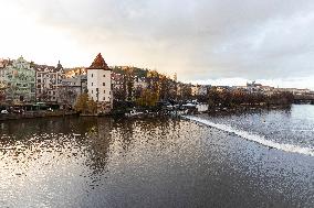 Malostranska vodarna, water, tower, waterworks, Detsky ostrov, restaurant, bridge, Prague, city, town, building, river Vltava, Prague Castle