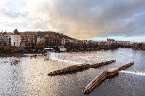 Malostranska vodarna, water, tower, waterworks, Detsky ostrov, restaurant, bridge, Prague, city, town, building, river Vltava, Prague Castle