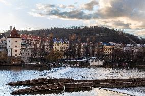 Malostranska vodarna, water, tower, waterworks, Detsky ostrov, restaurant, bridge, Prague, city, town, building, river Vltava, Prague Castle