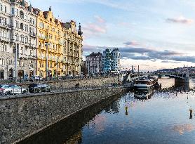 Dancing House (Ginger and Fred), bridge, Jiraskuv most, water, river Vltava, Prague, city, town, building, restaurant, Matylda, Klotylda, ships