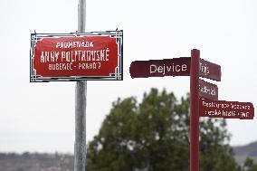 promenade of Anna Politkovskaya in the Stromovka park