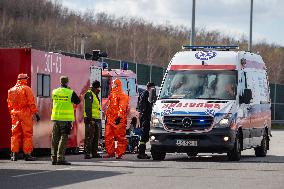 Border crossing Gorzycki, aid team, control, bus, car, highway