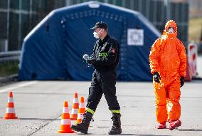 Border crossing Gorzycki, aid team, control, bus, car, highway