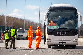 Border crossing Gorzycki, aid team, control, bus, car, highway