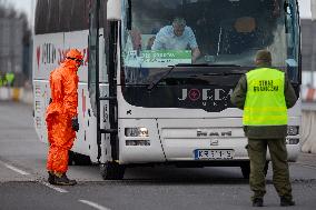 Border crossing Gorzycki, aid team, control, bus, car, highway