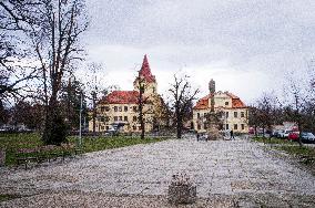 Hostivice, Church of St. James, Husovo Square