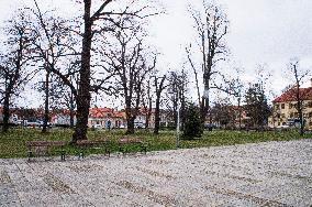 Hostivice, Husovo Square