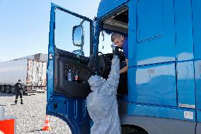 Sanitary control at the Polish - Czech border crossing Cieszyn-Chotebuz