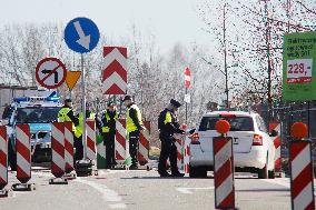 Sanitary control at the Polish - Czech border crossing Cieszyn-Chotebuz