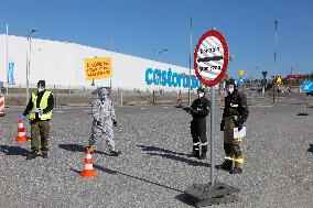 Sanitary control at the Polish - Czech border crossing Cieszyn-Chotebuz