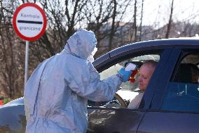 Sanitary control at the Polish - Czech border crossing Cieszyn-Chotebuz