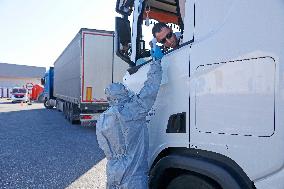 Sanitary control at the Polish - Czech border crossing Cieszyn-Chotebuz