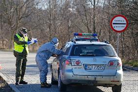 Sanitary control at the Polish - Czech border crossing Cieszyn-Chotebuz