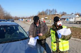 Sanitary control at the Polish - Czech border crossing Cieszyn-Chotebuz