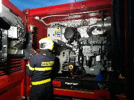 medical checks at the Rozvadov-Waidhaus border crossing , firefighters