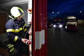 medical checks at the Rozvadov-Waidhaus border crossing , firefighters