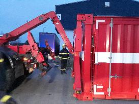 medical checks at the Rozvadov-Waidhaus border crossing , firefighters