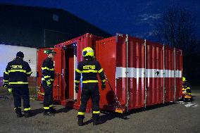 medical checks at the Rozvadov-Waidhaus border crossing , firefighters