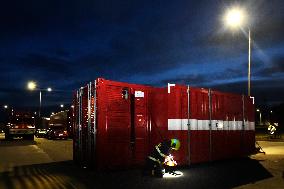 medical checks at the Rozvadov-Waidhaus border crossing , firefighters