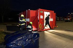 medical checks at the Rozvadov-Waidhaus border crossing , firefighters