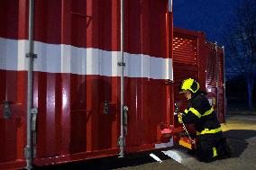 medical checks at the Rozvadov-Waidhaus border crossing , firefighters