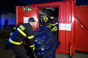 medical checks at the Rozvadov-Waidhaus border crossing , firefighters