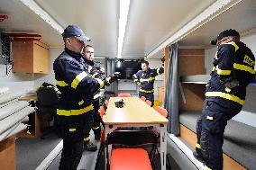 medical checks at the Rozvadov-Waidhaus border crossing , firefighters