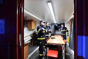 medical checks at the Rozvadov-Waidhaus border crossing , firefighters