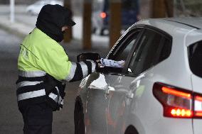 medical checks at the Mikulov-Drasenhofen border crossing