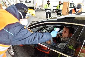 medical checks at the Mikulov-Drasenhofen border crossing