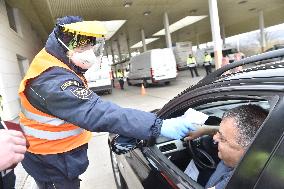 medical checks at the Mikulov-Drasenhofen border crossing