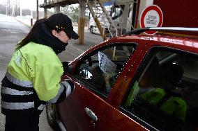 medical checks at the Mikulov-Drasenhofen border crossing