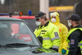 medical checks at the Dolni Dvoriste-Wullowitz, border crossing