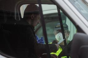 medical checks at the Dolni Dvoriste-Wullowitz, border crossing