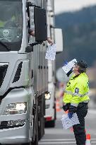 medical checks at the Dolni Dvoriste-Wullowitz, border crossing