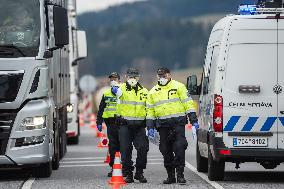 medical checks at the Dolni Dvoriste-Wullowitz, border crossing