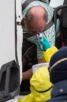 medical checks at the Dolni Dvoriste-Wullowitz, border crossing